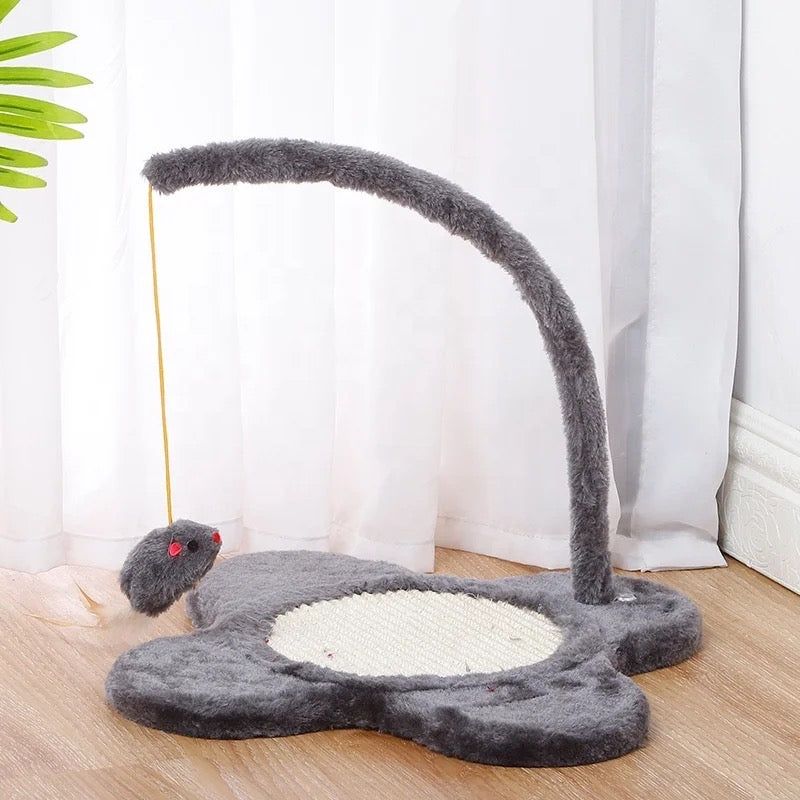 Rascador para gatos con juguete colgante y superficie de sisal color gris.
